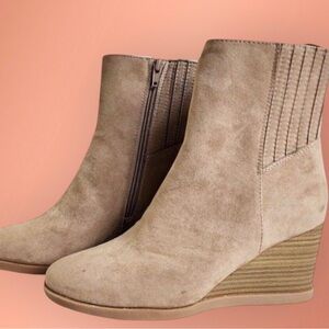 Universal Thread Women’s Cypress Wedge Heeled Ankle Boots Size 9